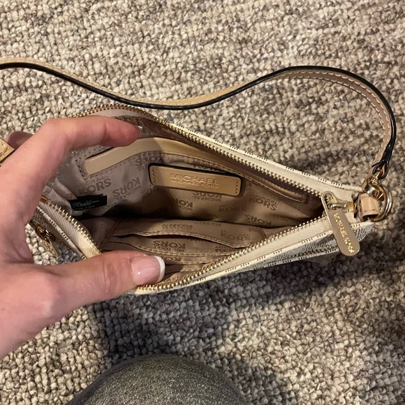 Michael Kors wristlet - Picture 2 of 4